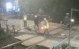 Tông bay gác chắn, hai người đi xe máy được cứu kịp thời ngay trước mũi tàu