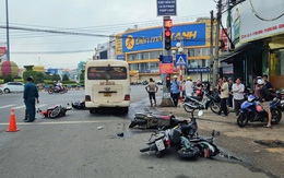 Xe khách tông hàng loạt xe máy chờ đèn đỏ trên quốc lộ 14