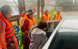 Công an Hà Tĩnh che mưa đưa sản phụ đi sinh giữa bão số 5
