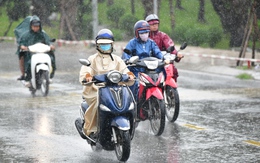 TP.HCM mưa to ào ào giờ đi làm, người dân đội mưa đến công sở