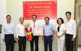 Trao Huy hiệu 45 năm tuổi Đảng cho ông Châu Hoàng Nhơn