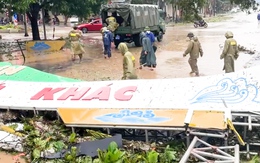 Mái tôn bay, cây gãy đổ ngổn ngang trên đường do bão số 5 ở Nghệ An