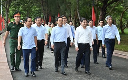 Bí thư Trần Lưu Quang dâng hương tưởng nhớ các Anh hùng liệt sĩ tại Côn Đảo