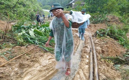 Bộ đội biên phòng dùng cáng đưa hai người bị thương đến bệnh viện