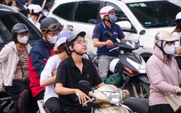 Đường phố Hà Nội ùn tắc khắp nơi