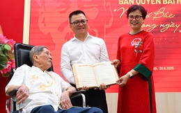 Nhạc sĩ Phạm Tuyên tặng bản quyền bài hát ‘Như có Bác trong ngày đại thắng’ cho báo Nhân Dân