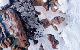 Bất ngờ hồ nước ngầm trồi lên từ mặt băng Greenland
