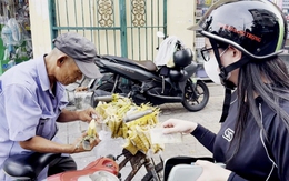 Góc nhìn trưa nay: Người đàn ông U70 vượt hơn trăm cây số bán bánh mưu sinh