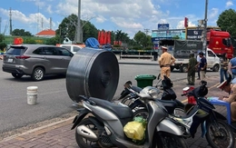 Ớn lạnh nhìn thép cuộn cả chục tấn trên xe đầu kéo rơi xuống đường