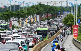 Đường tới trung tâm triển lãm quốc gia tắc hàng cây số, hàng vạn người nhích từng chút