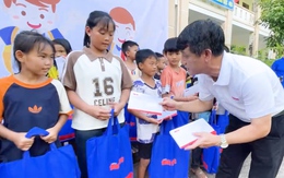 100 học sinh vùng lũ Nghệ An nhận học bổng trước thềm năm học mới