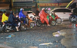 Mưa cuốn đá đường sắt tràn ra đường Phạm Văn Đồng, TP.HCM, kẹt xe kéo dài