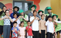 Sinh viên Hàn - Việt làm mới trường học vùng quê