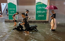 Hà Nội mưa như trút nước, nhiều tuyến phố ngập sâu