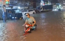 Sau một ngày nắng, TP.HCM sấm chớp sáng trời, mưa ngập nhiều nơi