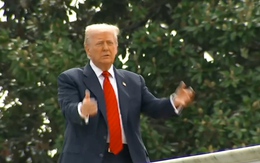 Ông Trump thực sự 'đi dạo' hay đang làm gì trên mái Nhà Trắng?