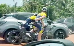 Hai tay đua xe đạp bị người đi đường bắt quả tang đang ‘ẩn núp’ để ăn gian