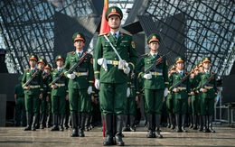 68 quân nhân Trường Sĩ quan Lục quân 1 tập luyện tái hiện duyệt binh tại Nga trên sân Mỹ Đình