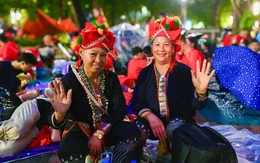 Nhiều tuyến đường trung tâm Hà Nội đã kín chỗ chờ xem diễu binh, diễu hành
