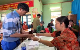 Người dân khắp nơi phấn khởi nhận quà Quốc khánh 2-9