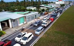 Ùn ứ hơn 1km trên đường dẫn cầu Rạch Miễu 2