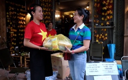 Một gia đình ở Hà Nội phát 1.000 bánh mì, mời đồng bào nghỉ qua đêm chờ diễu binh