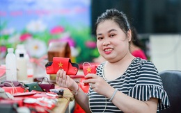Món quà lưu niệm mừng Quốc khánh từ đôi tay đặc biệt