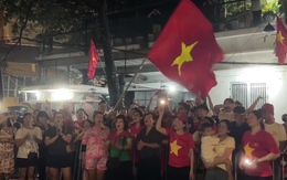 Người dân trên phố Hàng Cháo hát vang, thức xuyên đêm chờ xem diễu binh
