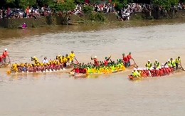 Hàng chục ngàn người về Lệ Thủy xem hội đua thuyền mừng Tết Độc lập