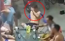 Video người đàn ông đổ gục trong quán sau khi chơi thể thao