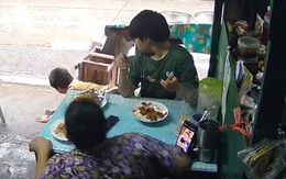 Bé trai 'giúp' bà dọn hàng sớm
