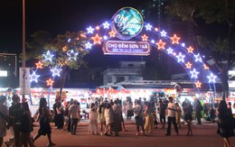 Du khách thích thú khám phá chợ đêm Sơn Trà