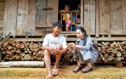 Vượt núi Ngọc Linh, 'cõng' hành chính số vào làng