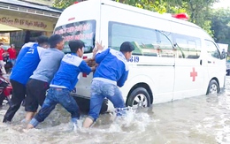 Triều cường 'bủa vây' trung tâm TP Cần Thơ, xe cấp cứu chết máy giữa đường