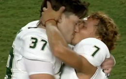 ESPN có phát sóng video hai cầu thủ đội bóng bầu dục Mỹ chạm môi?