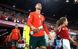 Szoboszlai từ cậu bé mascot đến thủ quân tuyển Hungary mà Ronaldo vẫn còn đá