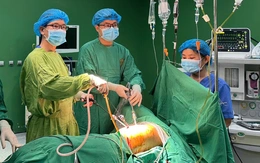 Mâu thuẫn trong trường, học sinh lớp 8 đâm thấu ngực học sinh lớp 7