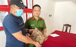 Đem thùng đạn chứa 490 viên đạn quân dụng đến công an giao nộp