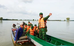 Chạy vỏ lãi ngày đêm chống buôn lậu qua biên giới mùa nước nổi