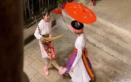 Chàng trai nhanh trí cất giọng hát khi thấy các em nhảy không có nhạc