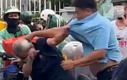 Người đàn ông lớn tuổi bị đánh tới tấp ở phường Sài Gòn, công an đang xác minh