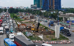 Rào chắn công trường bủa vây, người dân bị dồn vào ‘khe hẹp’ trên đường