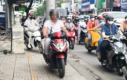Người đi xe máy vẫn 'rồng rắn' leo vỉa hè ở TP.HCM