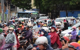 Vòng xoay Công trường Dân Chủ thường xuyên kẹt xe, dân mong sớm tháo dỡ 'lô cốt'