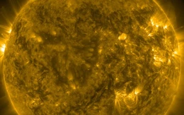 Mặt trời bất ngờ ‘tỉnh giấc’, NASA báo động nguy cơ bão vũ trụ tấn công Trái đất