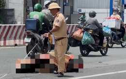 Mẹ gào khóc bên thi thể nam sinh lớp 11 bị xe bồn cán tử vong