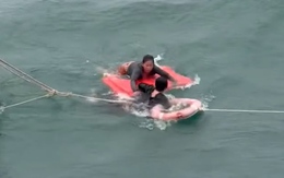 Chìm tàu đánh cá, hai mẹ con trôi dạt trên biển Hòn Nghệ được tàu khách cứu