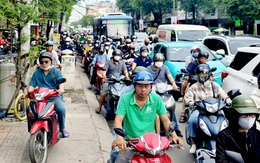 Lấn chiếm vỉa hè, lòng đường