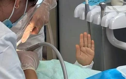 Ảnh vui 18-9: Bác sĩ bảo 'đau thì giơ tay lên'