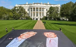 Sự thật về hình ảnh biểu ngữ Trump - Epstein ở bãi cỏ Nhà Trắng